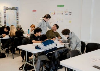 Class ceiling of 18 students is sent in working groups