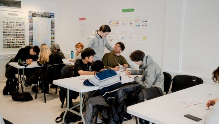 Class ceiling of 18 students is sent in working groups