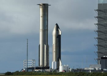 SpaceX prices stock for largest IPO ever