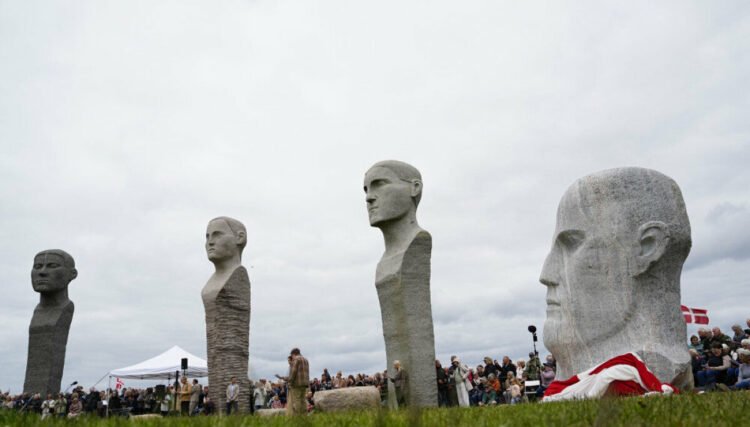 The Queen unveils the last sculpture – the Dodecalith is complete after 20 years