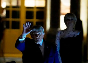 Trump signs agreement with Iran at the Palace of Versailles