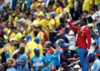 In the stands of the World Cup, this man pays tribute as a living statue (for ninety minutes) to the first Prime Minister of Congo, the murdered Patrice Lumumba