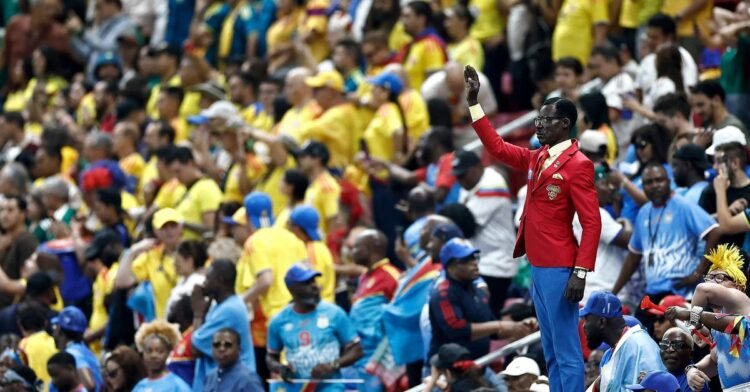 In the stands of the World Cup, this man pays tribute as a living statue (for ninety minutes) to the first Prime Minister of Congo, the murdered Patrice Lumumba
