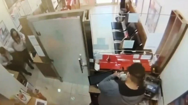With a “toy gun”… a masked man breaks into a Kuwaiti exchange company and steals 21 thousand dinars! – Saudi Arabia News