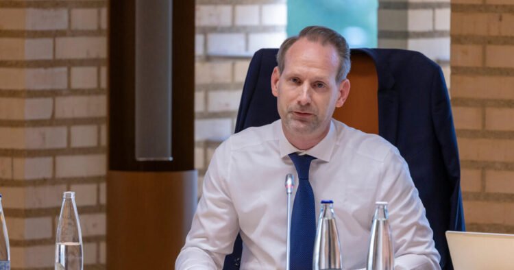 Chief position redefined: the requirement to become a specialist doctor is no longer required