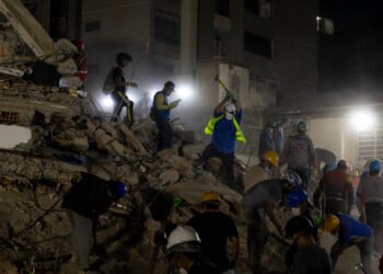 In Venezuela, a Community Comes Together to Search for Earthquake Survivors
