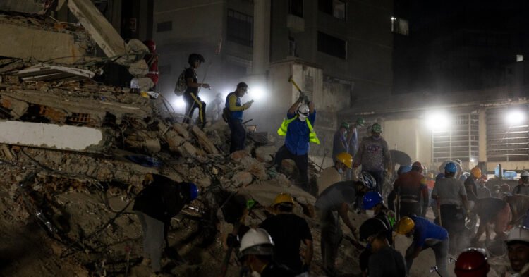 In Venezuela, a Community Comes Together to Search for Earthquake Survivors