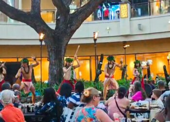 Sumptuous buffet and lively hula