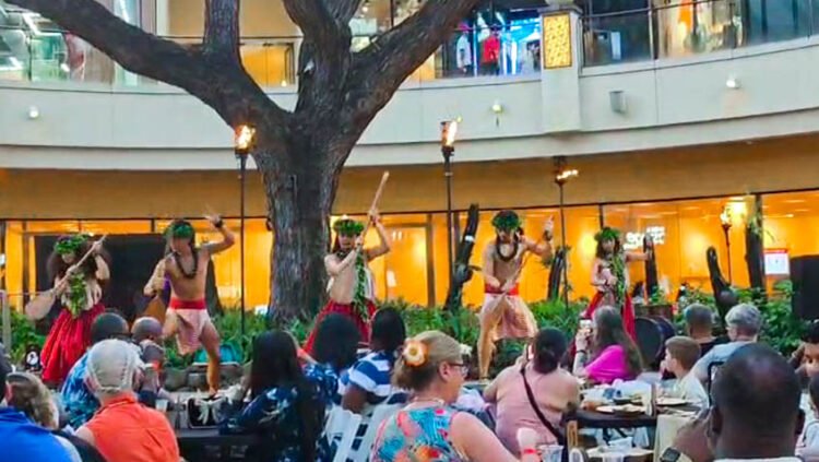 Sumptuous buffet and lively hula