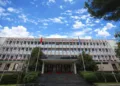 The protesters remove the flag of the Israeli embassy, the Foreign Ministry of Albania condemns it