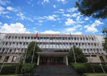 The protesters remove the flag of the Israeli embassy, the Foreign Ministry of Albania condemns it