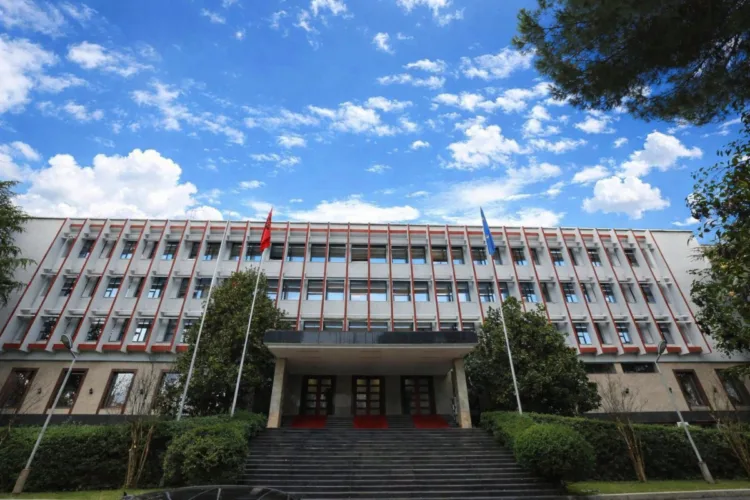 The protesters remove the flag of the Israeli embassy, ​​the Foreign Ministry of Albania condemns it
