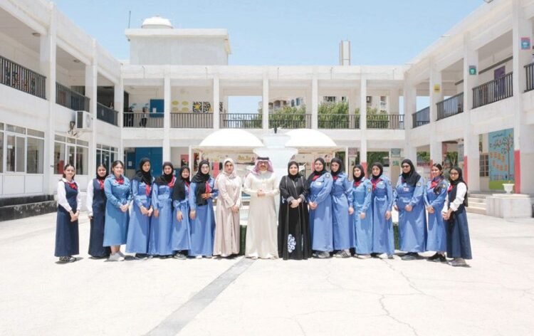 Gulf News | The Minister of Education inspects the progress of the tests measuring the level of performance in the English language “APTIS”