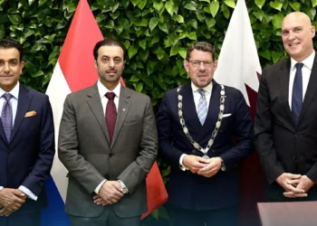 The Minister of Municipality reviews with the Mayor of Westland the strengthening of agricultural cooperation