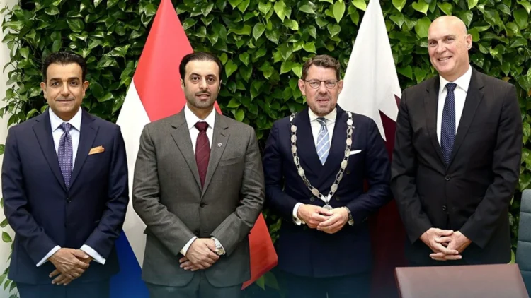 The Minister of Municipality reviews with the Mayor of Westland the strengthening of agricultural cooperation