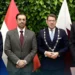 The Minister of Municipality reviews with the Mayor of Westland the strengthening of agricultural cooperation