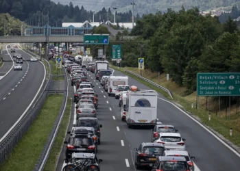 Vipava expressway closed due to accident, traffic jam also towards Tomačevo (VIDEO)