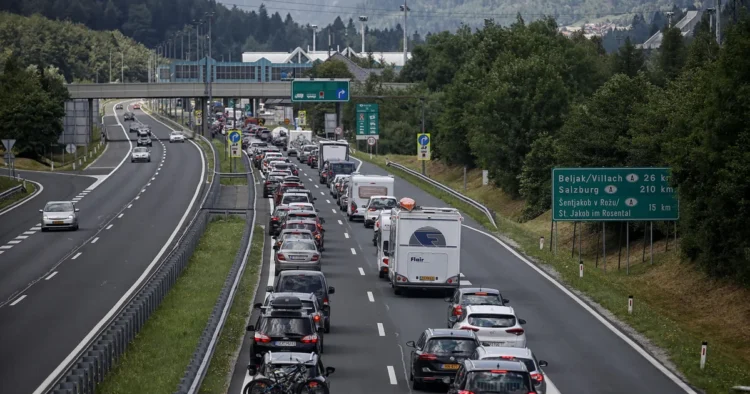 Vipava expressway closed due to accident, traffic jam also towards Tomačevo (VIDEO)