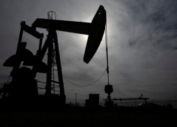 GLOBAL MARKETS-Oil edges up after fresh Iran-US strikes