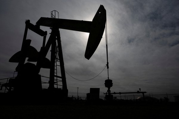 GLOBAL MARKETS-Oil edges up after fresh Iran-US strikes