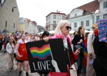 Gallery: Baltic Pride parade brings even more color to Tallinn Old Town | News