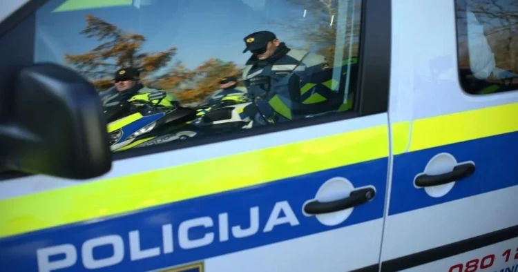 A man in Koper was threatened with a gun, robbed and beaten