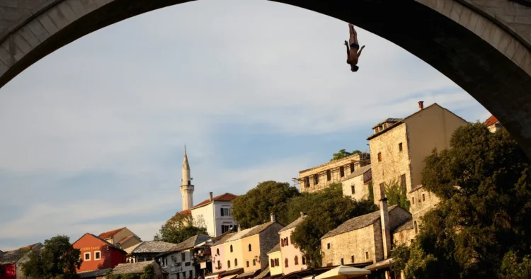 (VIDEO) Disappeared underwater after jumping from a bridge in Mostar, rescued during panic