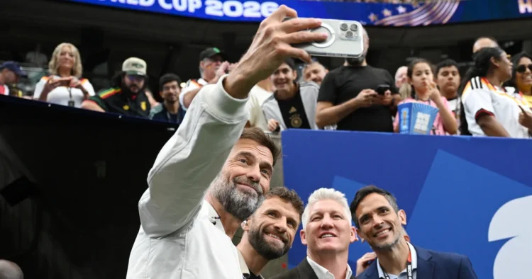 Jürgen Klopp was furious, took off his microphone and stormed off the stage
