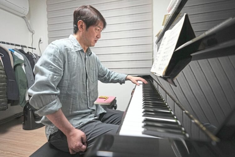 South Korean pianist recreates himself as a one-handed performer after paralyzing stroke