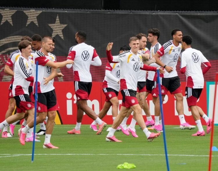 Football: Soccer-Germany fly in groundskeeper Breuning to maintain World Cup training pitch amid heat