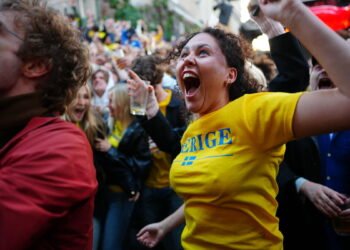 Fans cheer after Sweden’s dream World Cup start