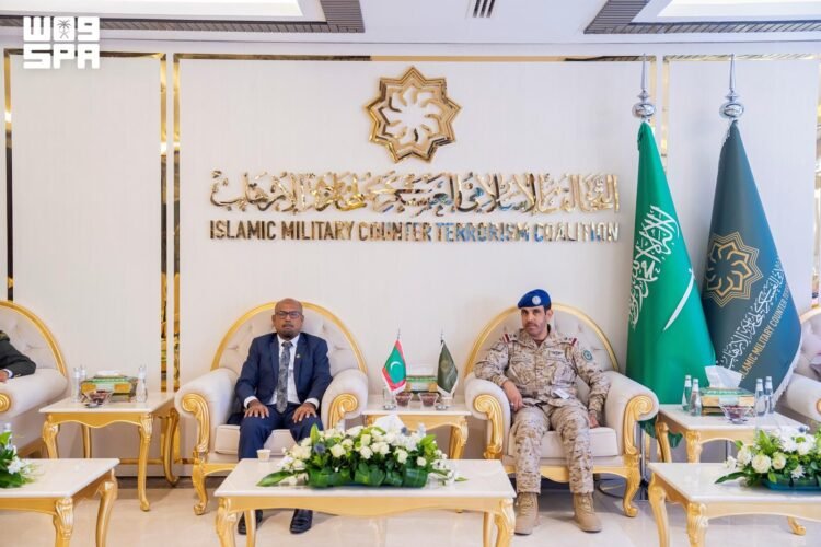 Al-Riyadh newspaper | The Assistant Military Commander of the Islamic Alliance receives the Minister of Defense and National Service of the Republic of Maldives