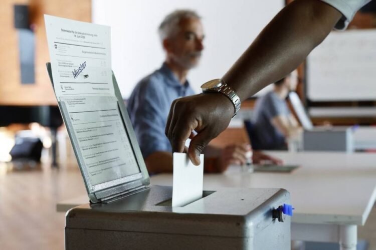 Swiss reject proposal to cap population, avoiding EU clash