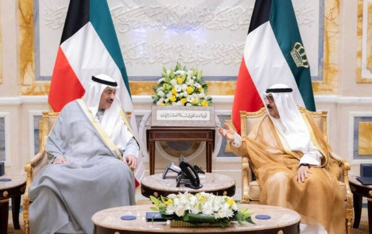 Kuwait’s Amir receives Crown Prince, Acting Prime Minister