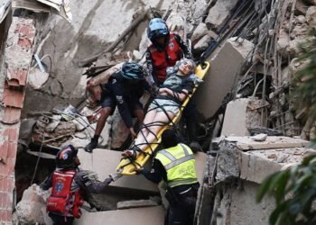 Venezuela twin quakes kill at least 32, injure more than 700