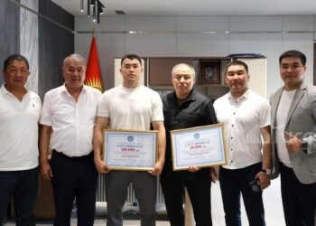 In Osh, Akzhol Makhmudov and his coach Meirambek Akhmetov were awarded cash certificates