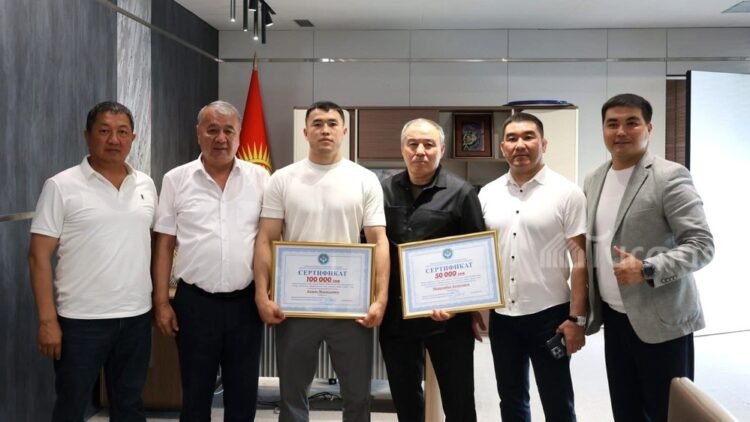 In Osh, Akzhol Makhmudov and his coach Meirambek Akhmetov were awarded cash certificates