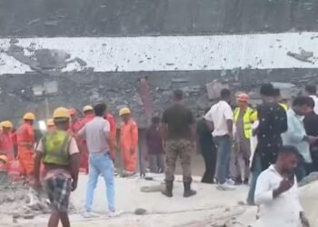 Taratala News: Taratala disaster, day light is gradually decreasing, additional lighting arrangements have been made to carry out the rescue work at night.
