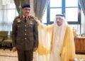 Al-Riyadh newspaper | The Emir of Riyadh awards the Commander of the Special Force for Palace Security and his assistant to their new ranks