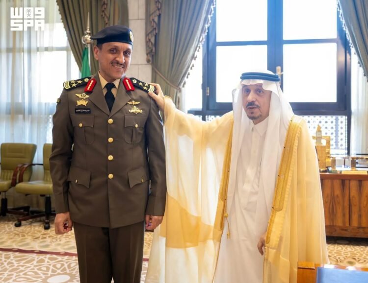 Al-Riyadh newspaper | The Emir of Riyadh awards the Commander of the Special Force for Palace Security and his assistant to their new ranks