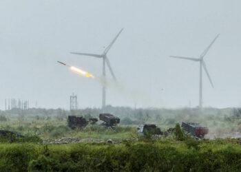 Taiwan simulates destroying an invading Chinese force in coastal drill