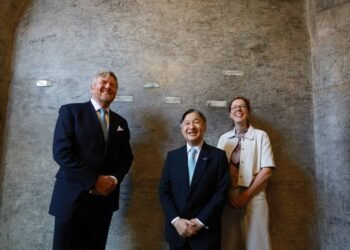 Emperor talks with students at Leiden University on Netherlands visit