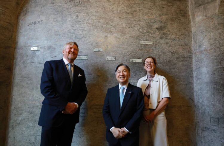 Emperor talks with students at Leiden University on Netherlands visit