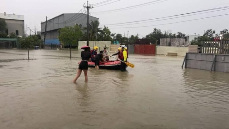 Torrential rain shuts down parts of Taiwan