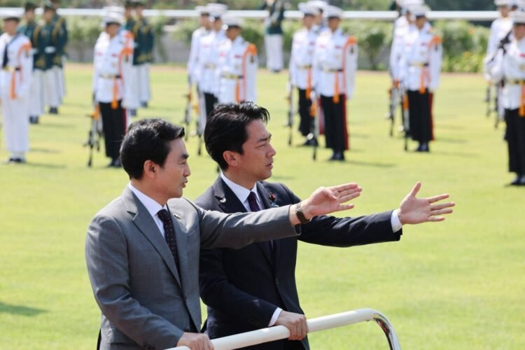 Koizumi holds rare talks in Seoul with South Korean defense chief