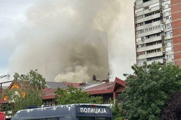 Fire in the shopping center in New Belgrade: Thick smoke and firemen’s fight