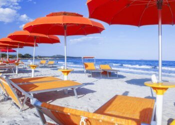 In Sardinia, umbrellas were banned on the beach: what is the reason