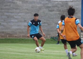 Who is William Jehú Fajardo, the forward who scored his first goal for Guatemala against the Czech Republic