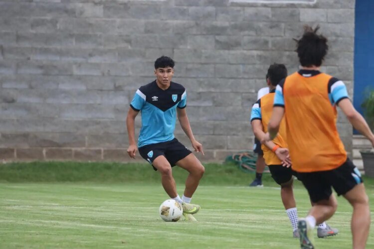 Who is William Jehú Fajardo, the forward who scored his first goal for Guatemala against the Czech Republic