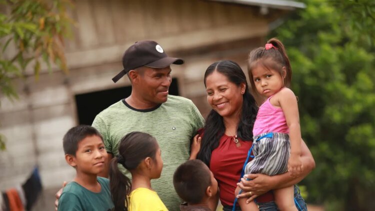 Colombian women work almost twice as much as men in unpaid activities